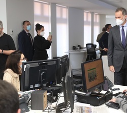 Don Felipe conversa con varios trabajadores durante su recorrido por las instalaciones de la nueva sede